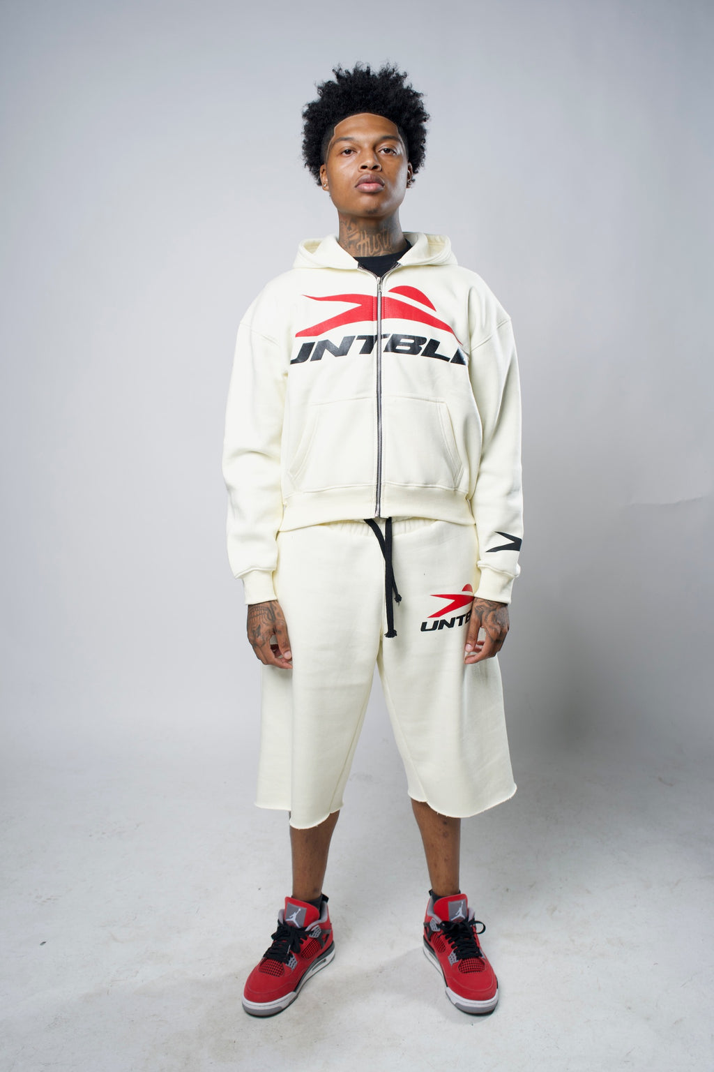 CREAM "UNTBLE" SWEATSUIT