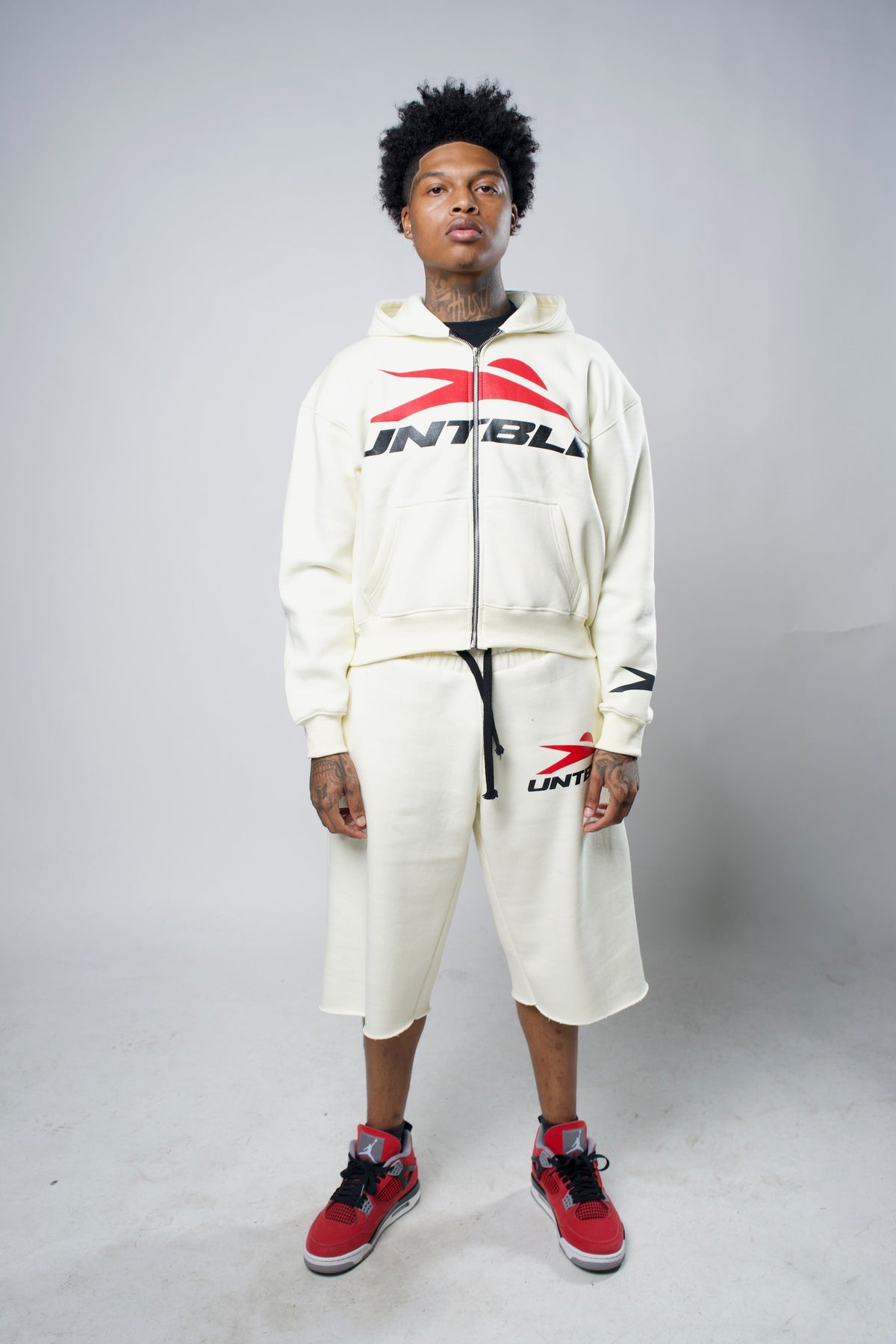 CREAM "UNTBLE" SWEATSUIT
