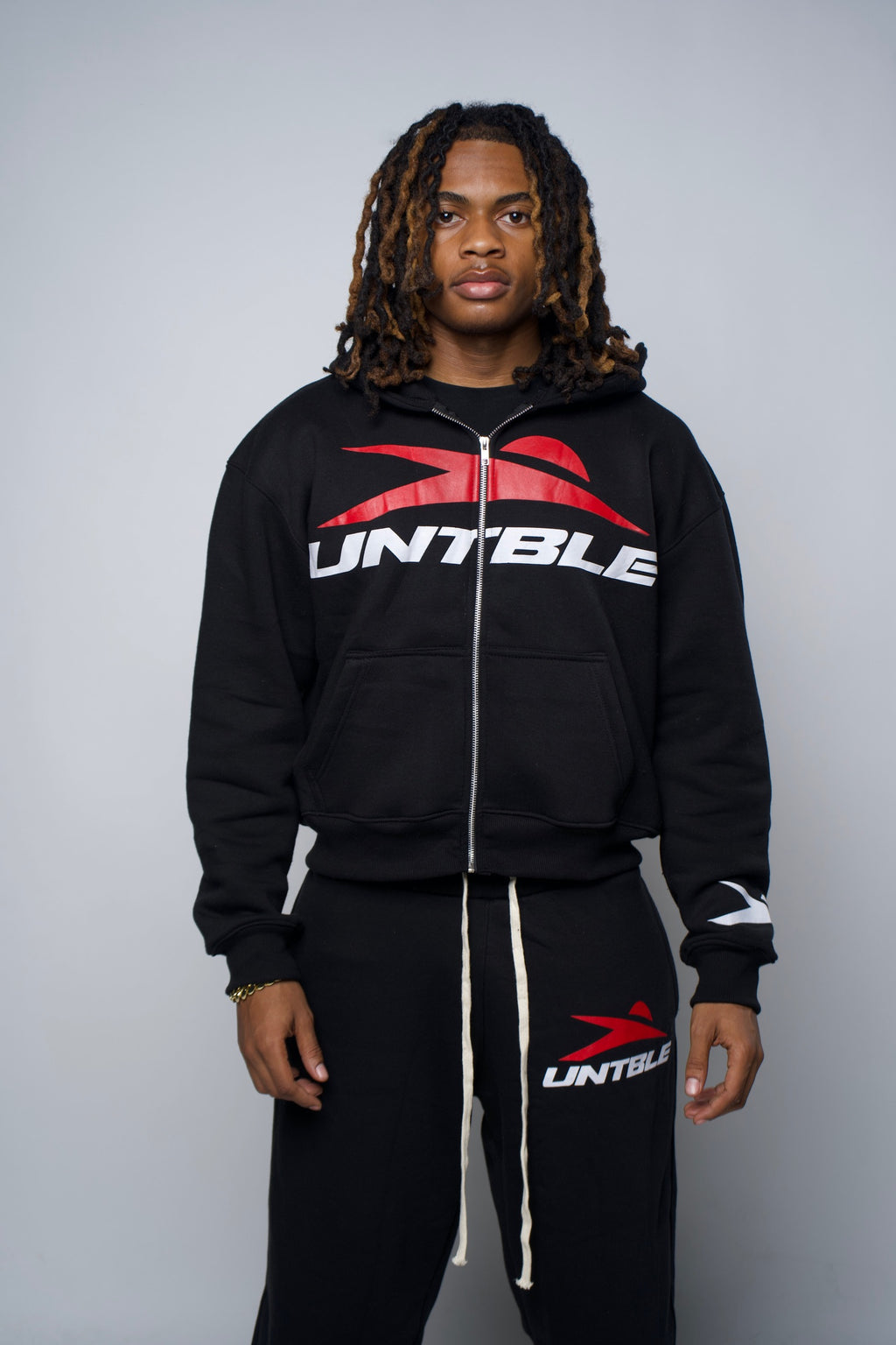BLACK "UNTBLE" SWEATSUIT