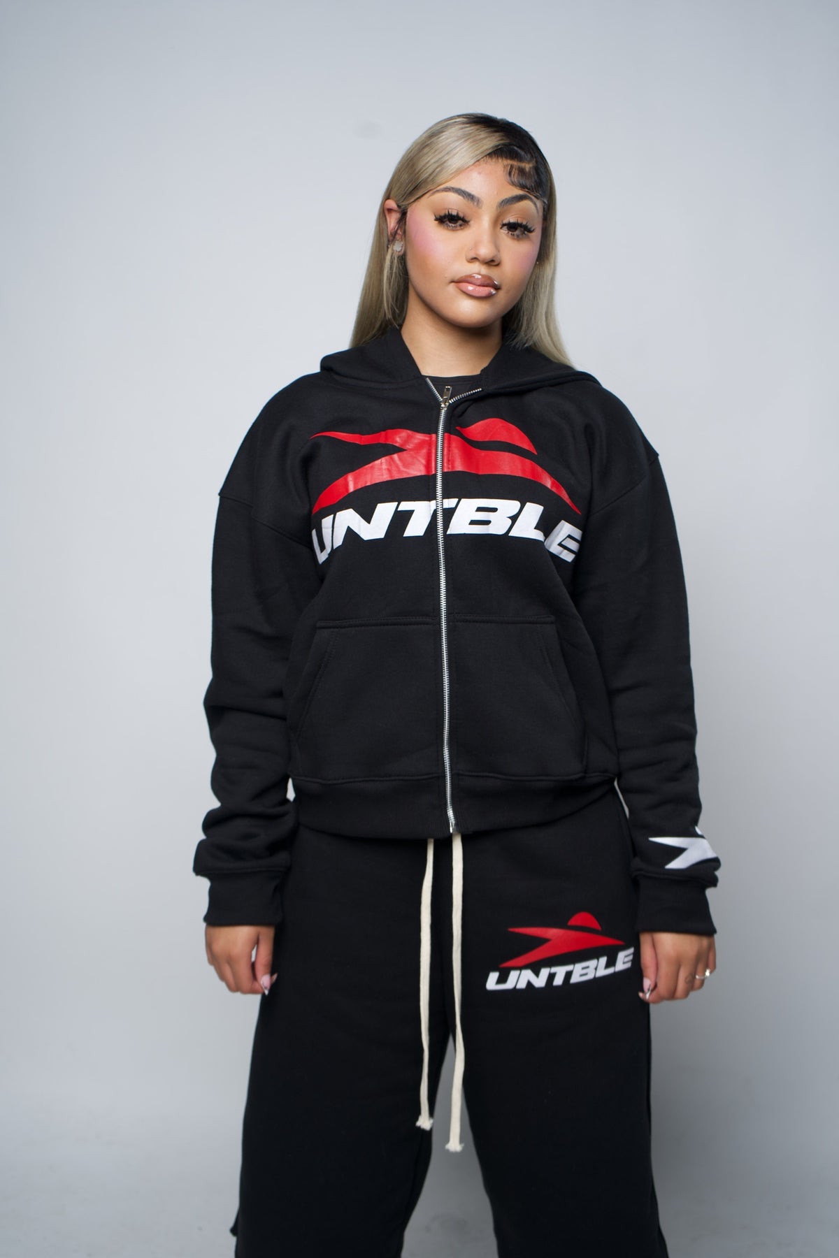BLACK "UNTBLE" SWEATSUIT